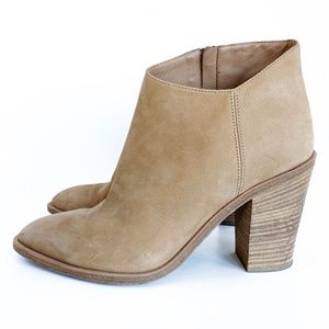 Vince size 8 Easton booties in tan
